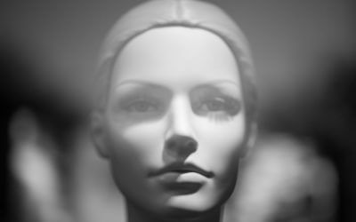 Ein jeder trägt eine produktive Einzigkeit in sich, als den Kern seines Wesens; und wenn er sich dieser Einzigkeit bewusst wird, erscheint um ihn ein fremdartiger Glanz, der des Ungewöhnlichen. –Friedrich Nietzsche