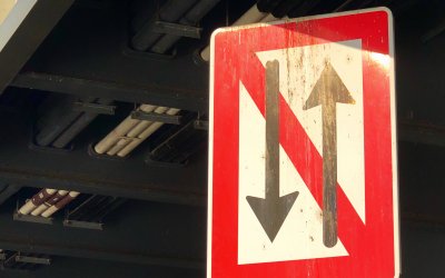 Denn nichts ist schwerer und nichts erfordert mehr Charakter, als sich in offenem Gegensatz zu seiner Zeit zu befinden und laut zu sagen: Nein. –Kurt Tucholsky