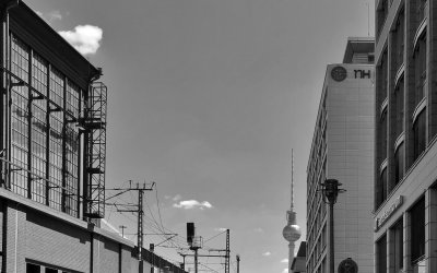 Indem man das, was man zu tun hat, aufschiebt, läuft man Gefahr, es nie tun zu können. —Charles Baudelaire